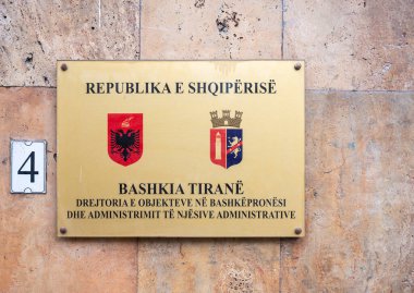 Tiran, Arnavutluk, DEC 7, 2024 'teki Adalet Bakanlığı ve Hükümet İdari Merkezinin İşareti