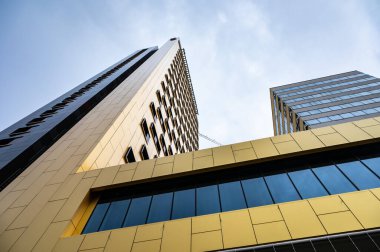 Tiran, Arnavutluk, DEC 7, 2024 'teki camların geometrik desenleriyle kıtalararası otel