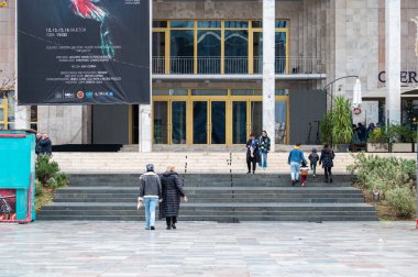 Tiran, Arnavutluk, DEC 7, 2024 'teki Sheshi Seknderbej Meydanı' ndaki opera binası.