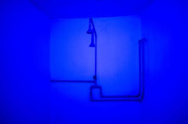 Tiran, Arnavutluk, DEC 7, 2024 'teki Bunkart 2 müzesinde mavi dezenfekte edici duş