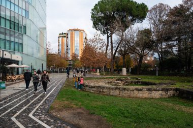 Tiran, Arnavutluk, DEC 7, 2024 'teki Toptani alışveriş merkezinin parkında yürüyen insanlar