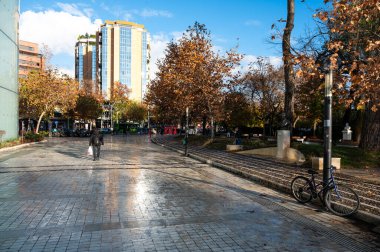 Tiran, Arnavutluk, DEC 7, 2024 'teki Toptani alışveriş merkezinin parkında yürüyen insanlar