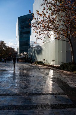 Tiran, Arnavutluk, DEC 7, 2024 'teki Toptani alışveriş merkezinin parkında yürüyen insanlar