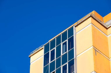 Tiran, Arnavutluk, DEC 7, 2024 'te balkonlu sarı apartman bloğunun ayrıntıları