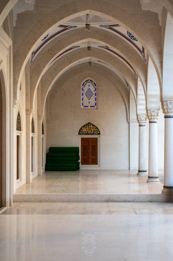 Tiran, Arnavutluk, DEC 7, 2024 'te renkli süslemeleri bulunan Namazgah mermer avlu iç mahkemesi camisi