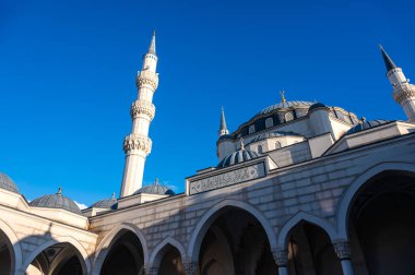Tiran, Arnavutluk 'taki Namazgah Camii' nin cephesi ve minaresi, 7 Aralık 2024