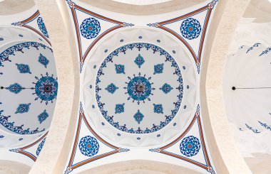 Arnavutluk 'un Tiran kentindeki Namazgah Camii' nin tavanında İslamcı işaretlerle süslenmiş kubbe dekorasyonu, DEC 7, 2024