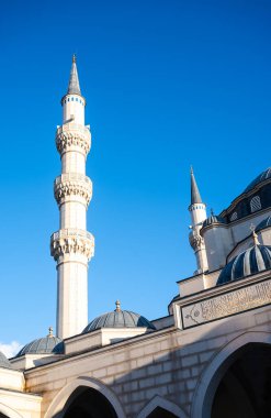 Tiran, Arnavutluk 'taki Namazgah Camii' nin cephesi ve minaresi, 7 Aralık 2024