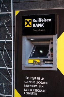 Tiran, Arnavutluk, DEC 7, 2024 'teki Raiffeisenbank bankasının ATM' si