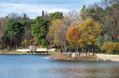 Kentin manzara manzarası, Tiran, Arnavutluk 'un yapay gölü ve parkı