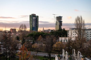 Tiran, Arnavutluk, DEC 7, 2024 'ün ufuk çizgisi ile alacakaranlıkta gökdelenler ve çatı manzarası