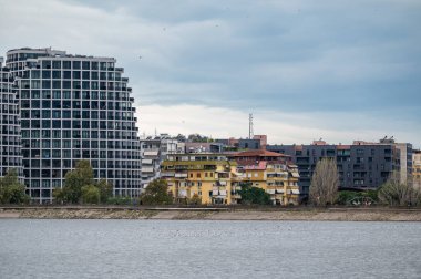Kentin manzara manzarası, Tiran, Arnavutluk 'un yapay gölü ve parkı