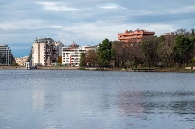 Kentin manzara manzarası, Tiran, Arnavutluk 'un yapay gölü ve parkı