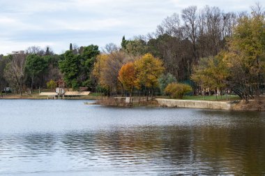 Kentin manzara manzarası, Tiran, Arnavutluk 'un yapay gölü ve parkı