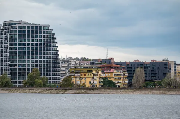 Kentin manzara manzarası, Tiran, Arnavutluk 'un yapay gölü ve parkı