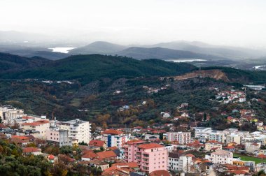 Arnavutluk 'un Durres İlçesi' nin renkli Kruja köyü üzerinde yüksek açılı manzara,