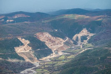 Kruja Dağları, Kruje, Durres County, Arnavutluk yakınlarındaki kara bulutlarla engebeli doğa manzarasına sahip