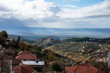 Arnavutluk 'un Durres İlçesi Kruje köyünün dağ ve çatıları