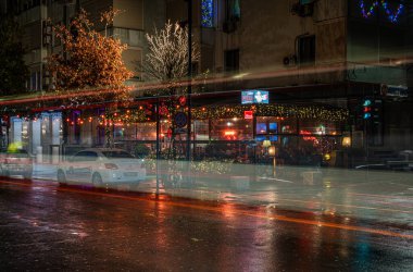 Tiran, Arnavutluk, DEC 8, 2024 'te gece sokakta bir otobüsün hafif patikaları