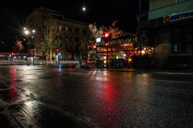 Tiran, Arnavutluk, 8 Aralık 2024 'te gece sokaklarda Noel süslemesi