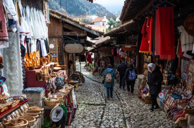 Arnavutluk 'un Durres ilçesi Kruja kentindeki eski kaldırım taşı köyünden turistler için hediyelik eşya dükkanları, 9 Aralık 2024