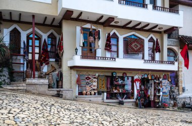 Arnavutluk 'un Durres ilçesi Kruja kentindeki eski kaldırım taşı köyünden turistler için hediyelik eşya dükkanları, 9 Aralık 2024