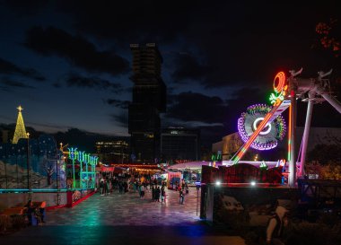 Tiran, Arnavutluk, DEC 10, 2024 'teki İskenderbeg Meydanı' nda her gece Noel pazarı