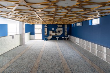 Tiran, Arnavutluk, DEC 10, 2024 'te İslami madalyalı Altın Cami namaz odası