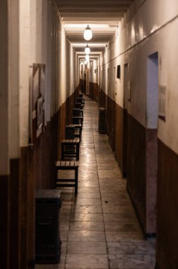 Tiran, Arnavutluk, DEC 10, 2024 'teki boş Bunk' art koridoruna bakış açısı