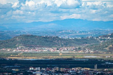 Berat köyü ve Arnavutluk 'un Berat kentindeki doğal çevre üzerindeki panoramik manzara