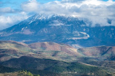 Arnavutluk 'un Berat kenti etrafındaki dağların tepelerinde sis ve yeşil tepeler vardı