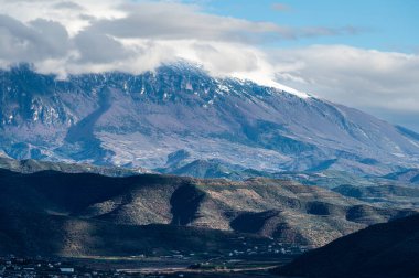 Arnavutluk 'un Berat kenti etrafındaki dağların tepelerinde sis ve yeşil tepeler vardı