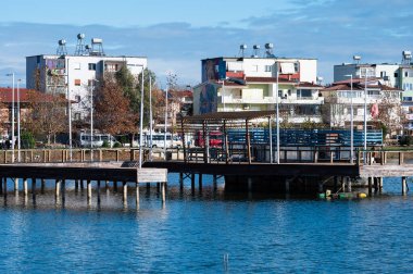 Arnavutluk 'un Belshi Gölü' ndeki dinlenme bölgesi, 11 Aralık 2024