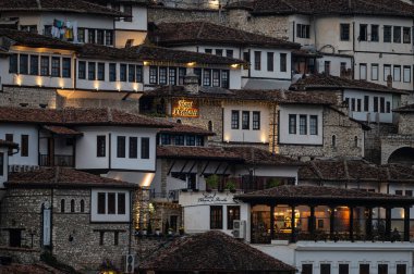 Arnavutluk 'un Berat köyünün tepelerinde geleneksel ev cepheleri, 11 Aralık 2024