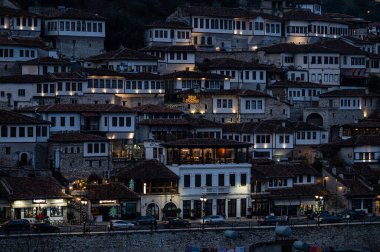 Arnavutluk 'un Berat köyünün tepelerinde geleneksel ev cepheleri, 11 Aralık 2024