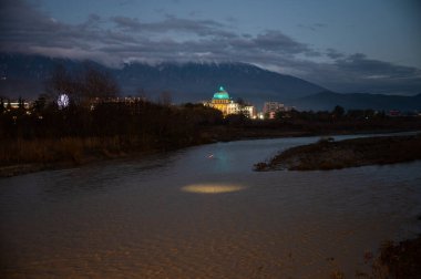 Gece Osum Nehri üzerinde Berat, Arnavutluk 'taki Colombo Oteli, DEC 11, 2024