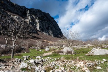 Arnavutluk 'un Gamti Dağı' nda dağlık bir zemine sahip düşen taş ve kaya oluşumu