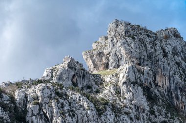 Arnavutluk 'un Bovilla veya Gamti Dağlarındaki kaya oluşumlarının ayrıntıları