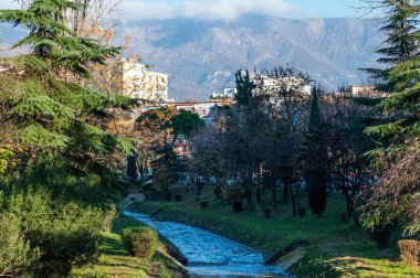 Arka planda evleri ve dağları olan Lana Nehri, Tiran, Arnavutluk, DEC 13, 2024