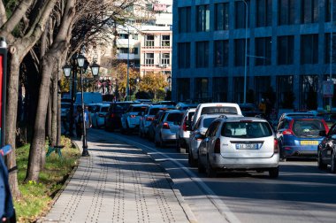 Tiran, Arnavutluk şehir merkezindeki Bulvar 'da trafik sıkışıklığı, 13 Aralık 2024