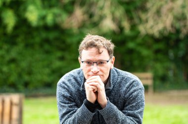 Koekelberg, Brüksel, Belçika 'da gri süveter giyen 45' lik sarışın bir erkeğin portresi. Model bırakıldı