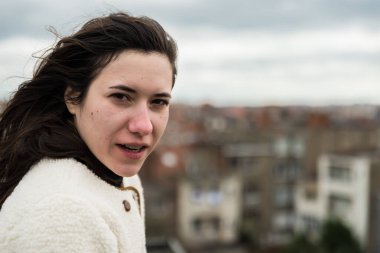 Açık havada, kahverengi saçlı, Brüksel, Belçika 'da bir çatı katında oturan 28 yaşında beyaz bir kadının portresi. Model bırakıldı