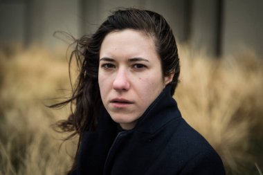 Koyu saçlı 27 beyaz kadının duygusal portresi. Brüksel, Belçika 'da. Salınan Model