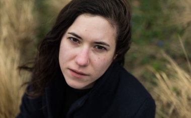 Koyu saçlı 27 beyaz kadının duygusal portresi. Brüksel, Belçika 'da. Salınan Model