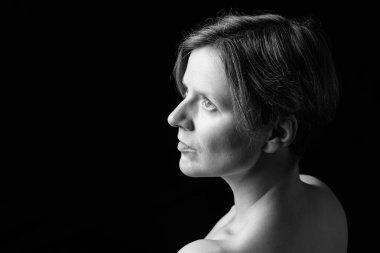 35 yaşında, göğsü ve omuzları çıplak, Brüksel, Belçika 'lı beyaz bir kadının sade stüdyo portresi. Model bırakıldı