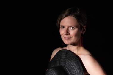 Stüdyoda siyah şapkalı beyaz bir kadın poz veriyor. Brüksel, Belçika. Model bırakıldı