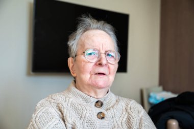 Tienen, Flaman Brabant, Belçika 'da tekerlekli sandalyede oturan 86 yaşındaki büyükannenin etkileyici portresi, 16 Şubat 2025. Model bırakıldı