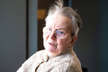 Tienen, Flaman Brabant, Belçika 'da tekerlekli sandalyede oturan 86 yaşındaki büyükannenin etkileyici portresi, 16 Şubat 2025. Model bırakıldı