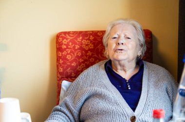 Tienen, Flaman Brabant, Belçika 'da, 16 Şubat 2025' te, yaşlı bir evde 95 kadın konuşuyor. Model bırakıldı