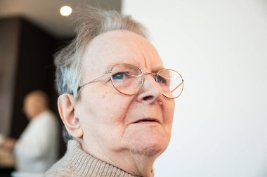 Tienen, Flaman Brabant, Belçika 'da tekerlekli sandalyede oturan 86 yaşındaki büyükannenin etkileyici portresi, 16 Şubat 2025. Model bırakıldı